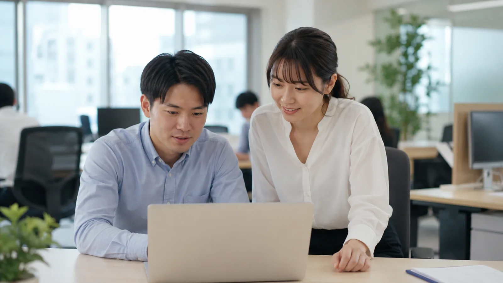 SpotRightのスタッフが2人でパソコンの画面を見ながら、お店のGoogleマップ情報を整備している作業風景